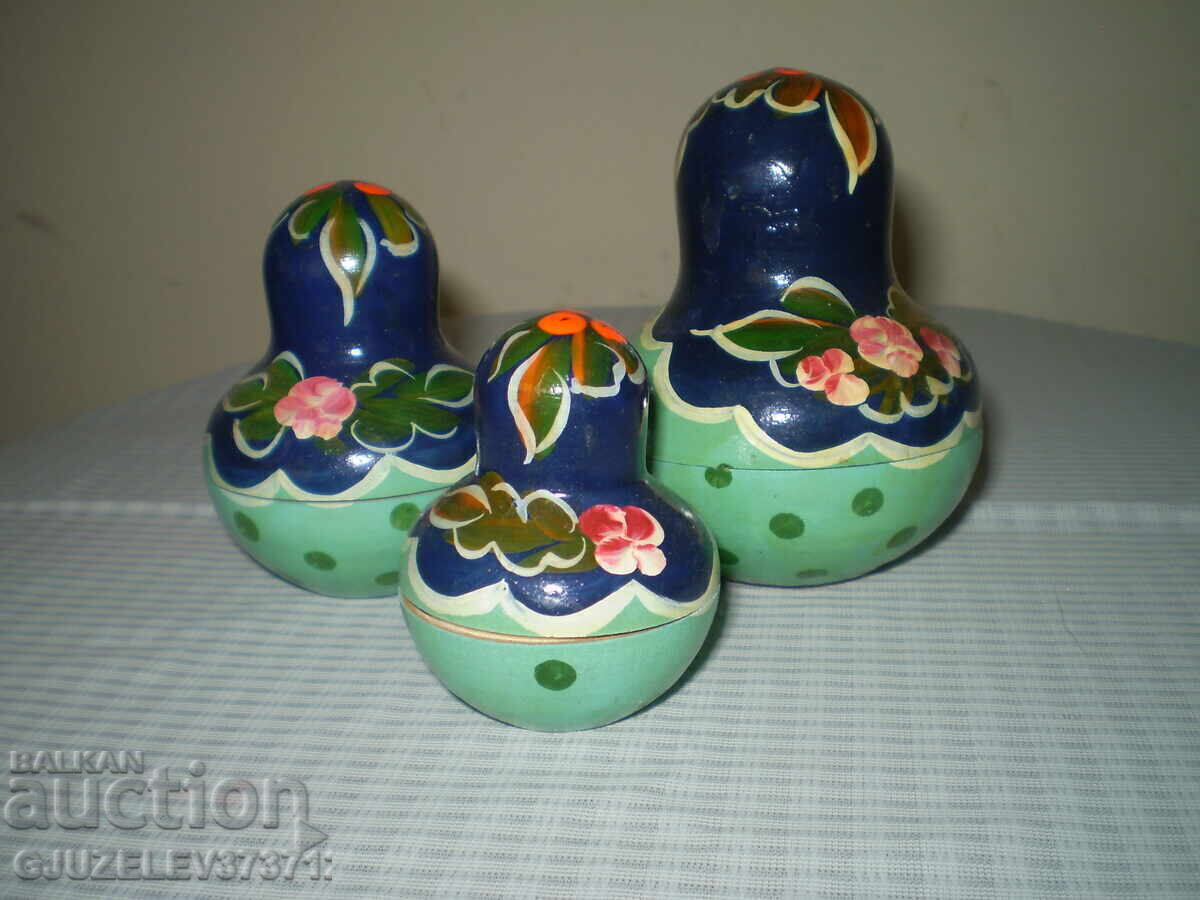 Păpuși rusești vintage autentice, 3 bucăți din lemn pictate, cuibăritoare cu preț 75.00 BGN | € 38.35 Păpuși rusești vintage autentice, 3 bucăți din lemn pictate, cuibăritoare cu preț 75.00 BGN | € 38.35