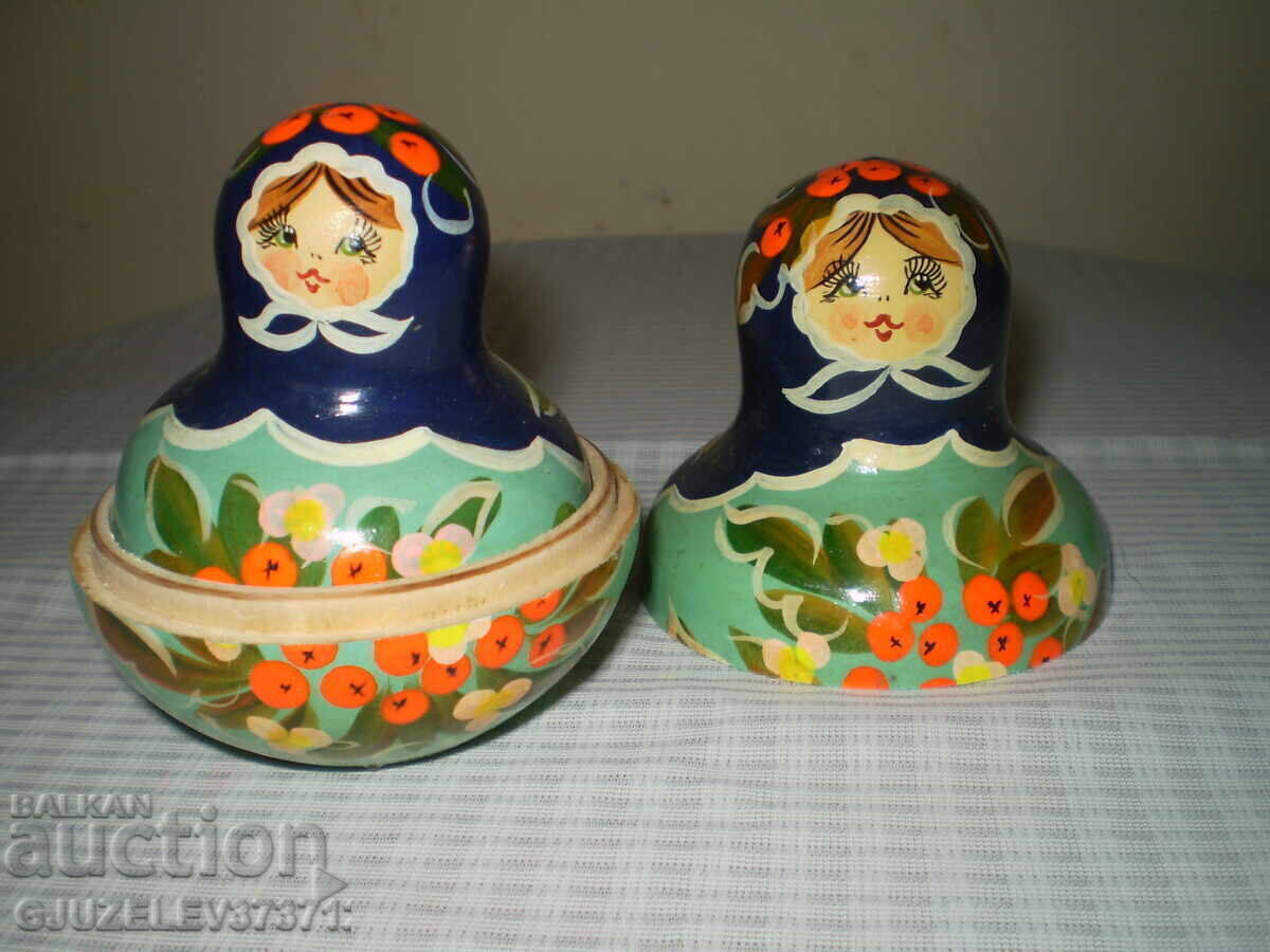 Licitație Păpuși rusești vintage autentice, 3 bucăți din lemn pictate, cuibăritoare Licitație Păpuși rusești vintage autentice, 3 bucăți din lemn pictate, cuibăritoare