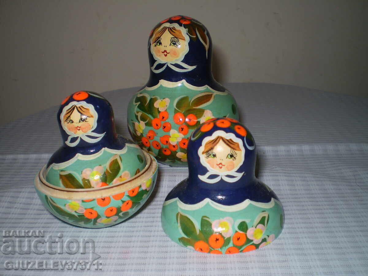 Livrarea Păpuși rusești vintage autentice, 3 bucăți din lemn pictate, cuibăritoare Livrarea Păpuși rusești vintage autentice, 3 bucăți din lemn pictate, cuibăritoare
