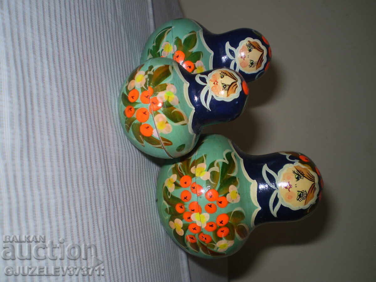 Păpuși rusești vintage autentice, 3 bucăți din lemn pictate, cuibăritoare - 7 Păpuși rusești vintage autentice, 3 bucăți din lemn pictate, cuibăritoare - 7