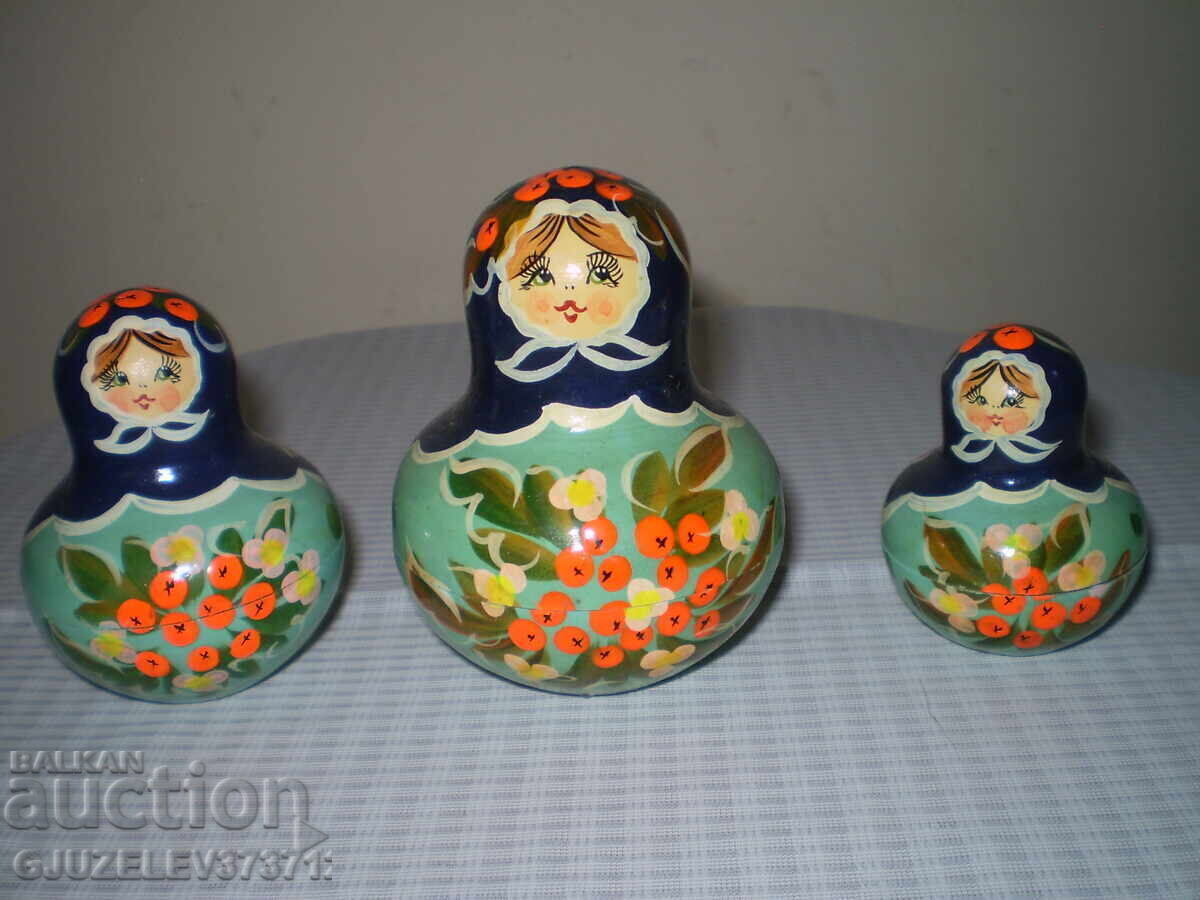 Păpuși rusești vintage autentice, 3 bucăți din lemn pictate, cuibăritoare Păpuși rusești vintage autentice, 3 bucăți din lemn pictate, cuibăritoare