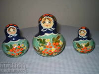 Păpuși rusești vintage autentice, 3 bucăți din lemn pictate, cuibăritoare