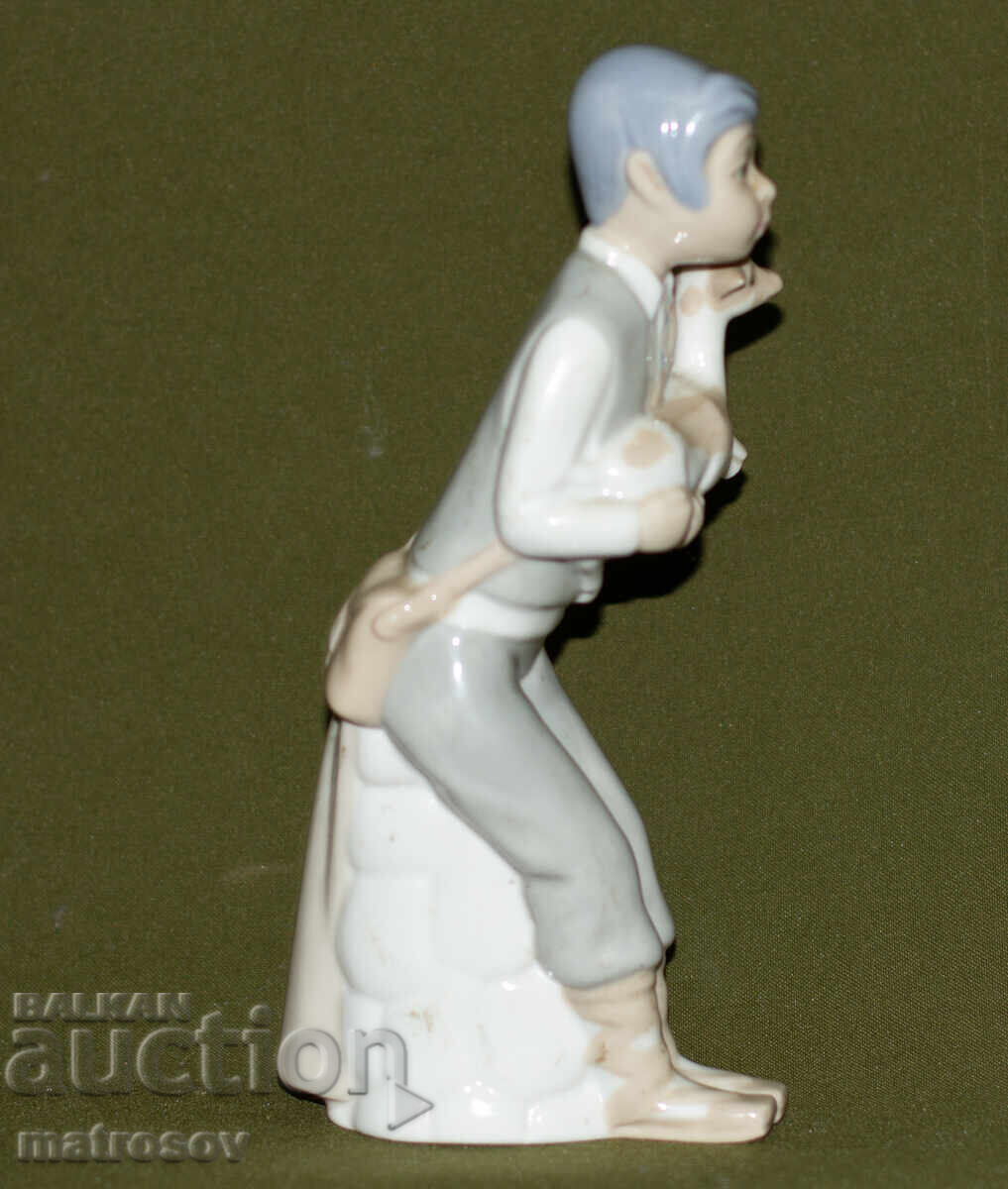 Παράδοση Παλαιό ισπανικό πορσελάνινο ειδώλιο αγοριού με κατσίκα