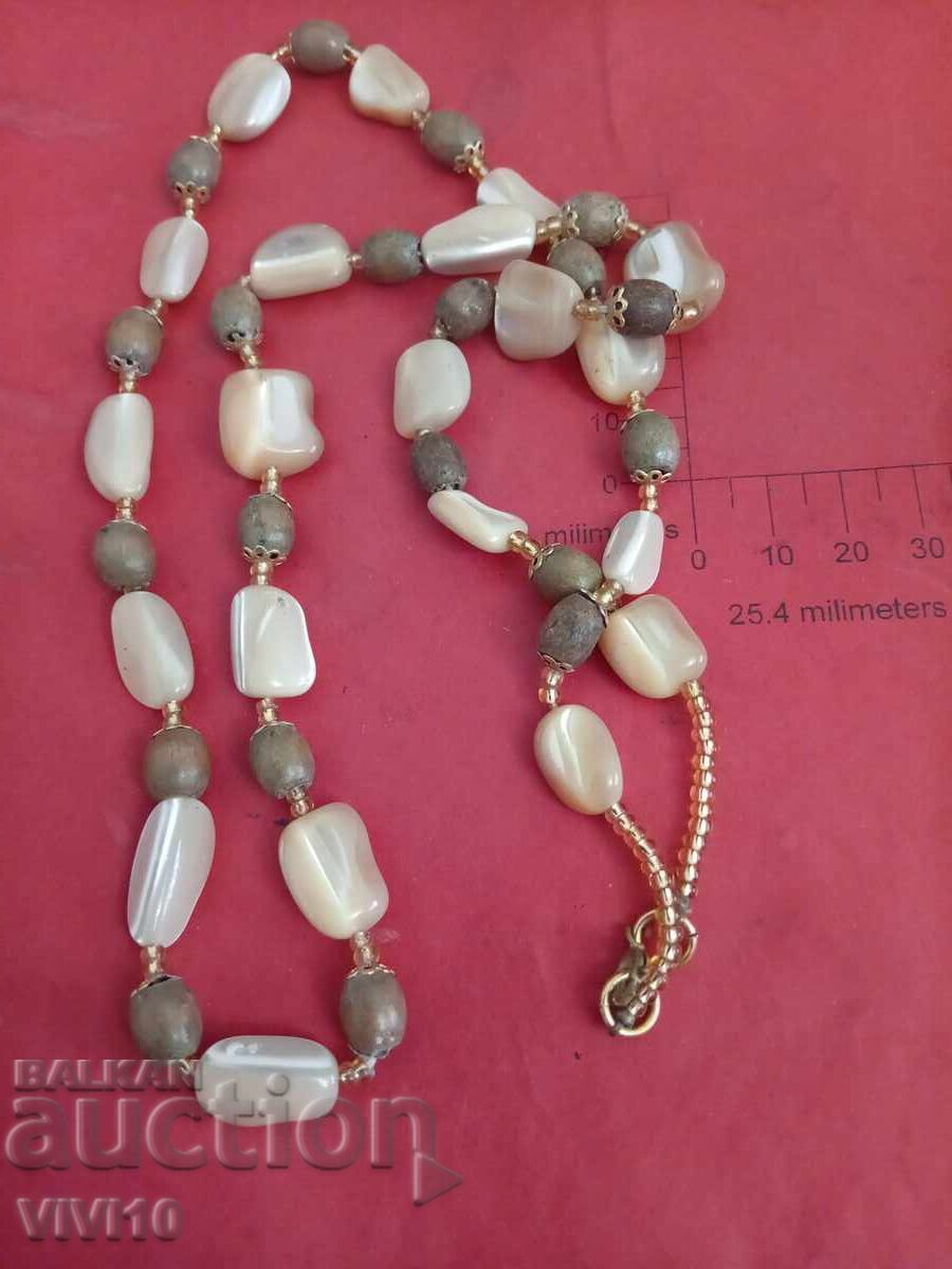 Colier vechi cu sidef cu preț 50.00 BGN | € 25.56 Colier vechi cu sidef cu preț 50.00 BGN | € 25.56