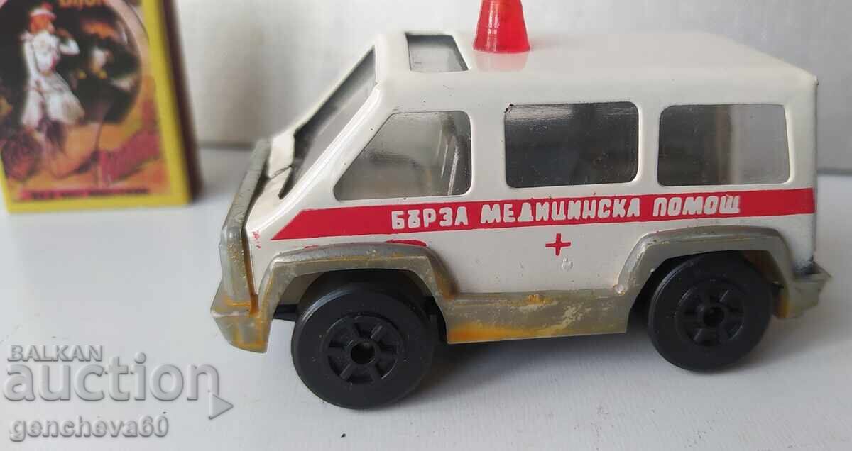 Стара ламаринена линейка Бърза помощ с цена 15.00 лв. | € 7.67