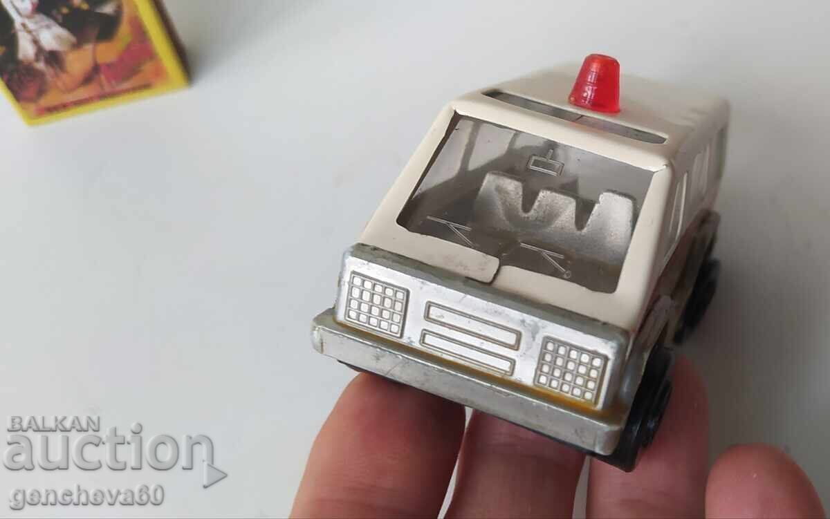 Аукцион Стара ламаринена линейка Бърза помощ