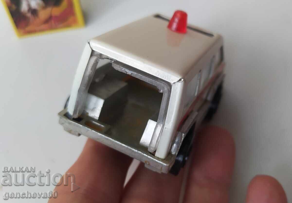 Стара ламаринена линейка Бърза помощ - 6