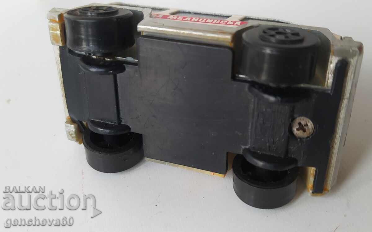 Стара ламаринена линейка Бърза помощ - 7