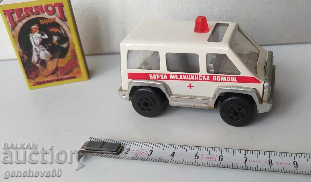 Стара ламаринена линейка Бърза помощ