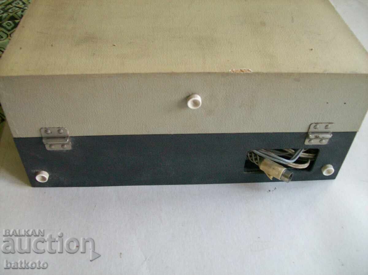 Old record player from GDR without amplifier with price 25.00 BGN | € 12.78