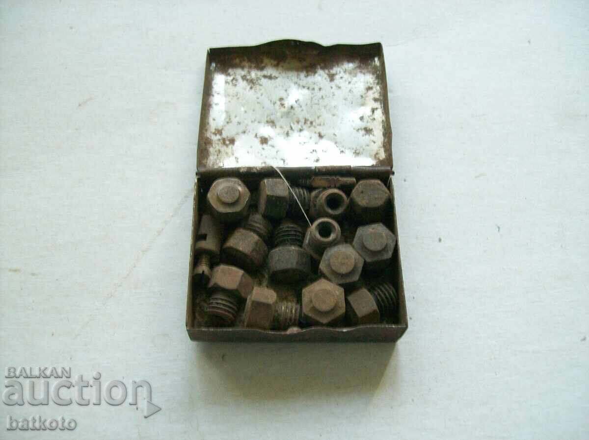 Παλιό μεταλλικό κουτί με βίδες με τιμή 4.00 BGN | € 2.05