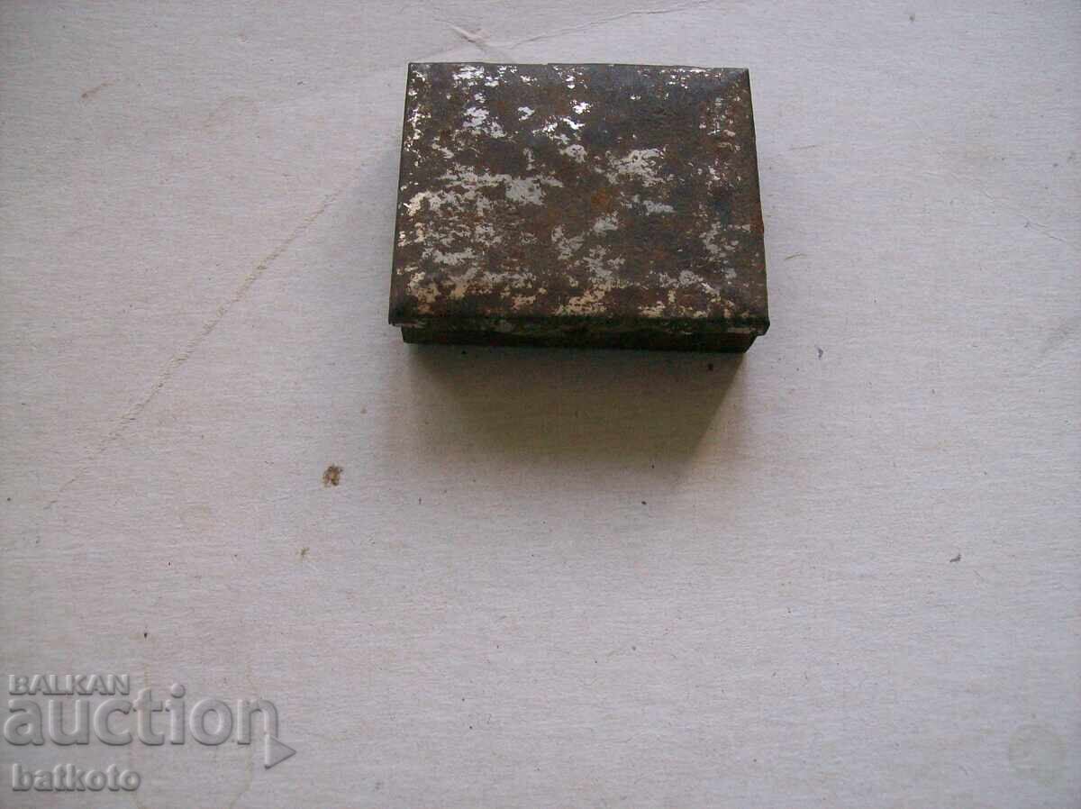 Παλιό μεταλλικό κουτί με βίδες