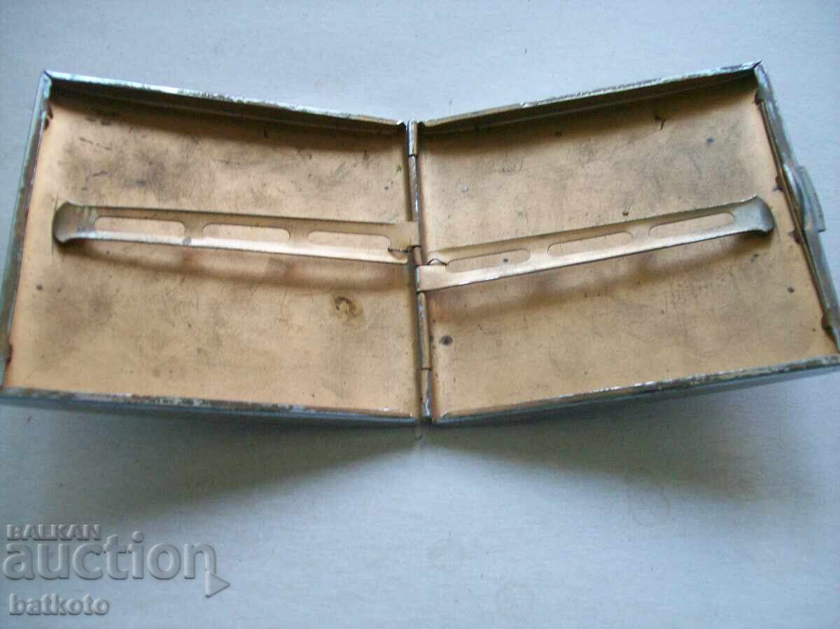 Παλιά, πολύ καλά διατηρημένη ταμπακέρα από την εποχή του σοσιαλισμού με τιμή 12.00 BGN | € 6.14