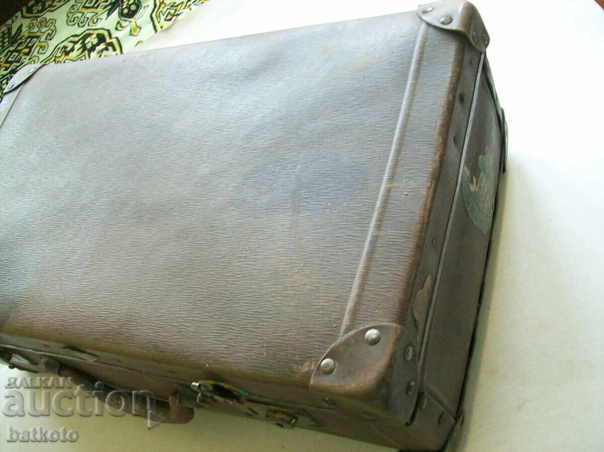 Old, well-preserved suitcase from before 09.09.1944 - 46/27/25 cm with price 18.00 BGN | € 9.20