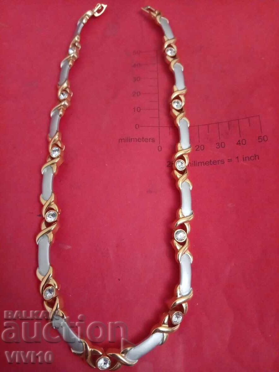 Colier vechi din metal cu pietre Colier vechi din metal cu pietre