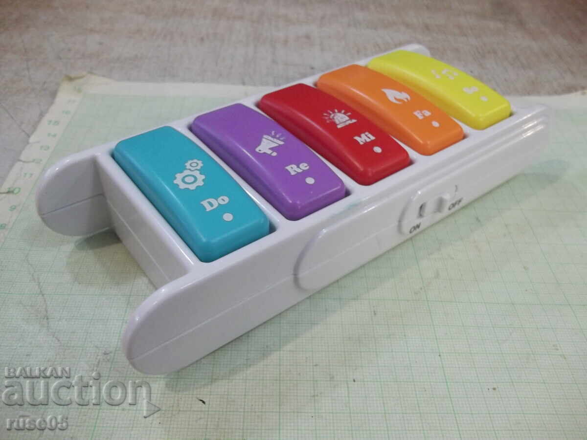 Pian de jucărie interactiv funcțional