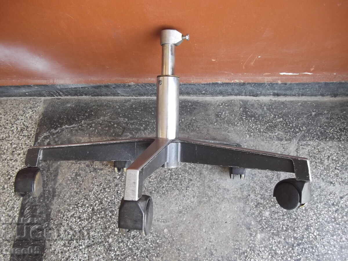 Delivery of Rolling cross base with shock absorber for office chair