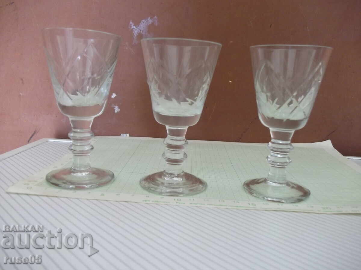 Lot of 3 crystal glasses