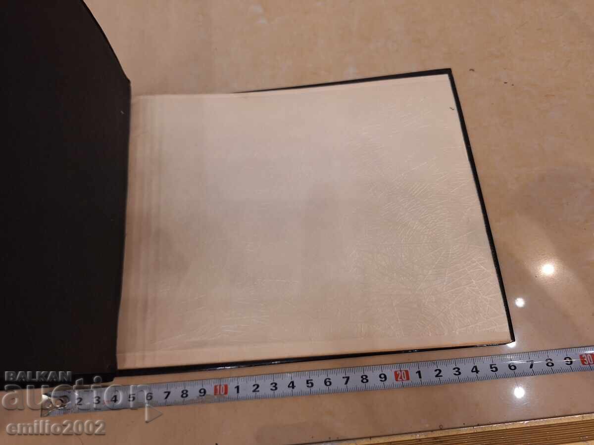 Album foto retro social cu preț 3.00 BGN | € 1.53