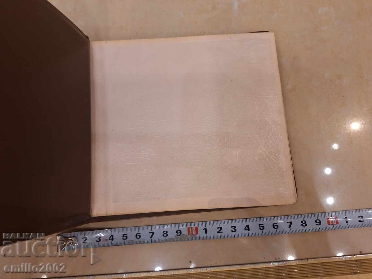 Album foto retro social cu preț 3.00 BGN | € 1.53