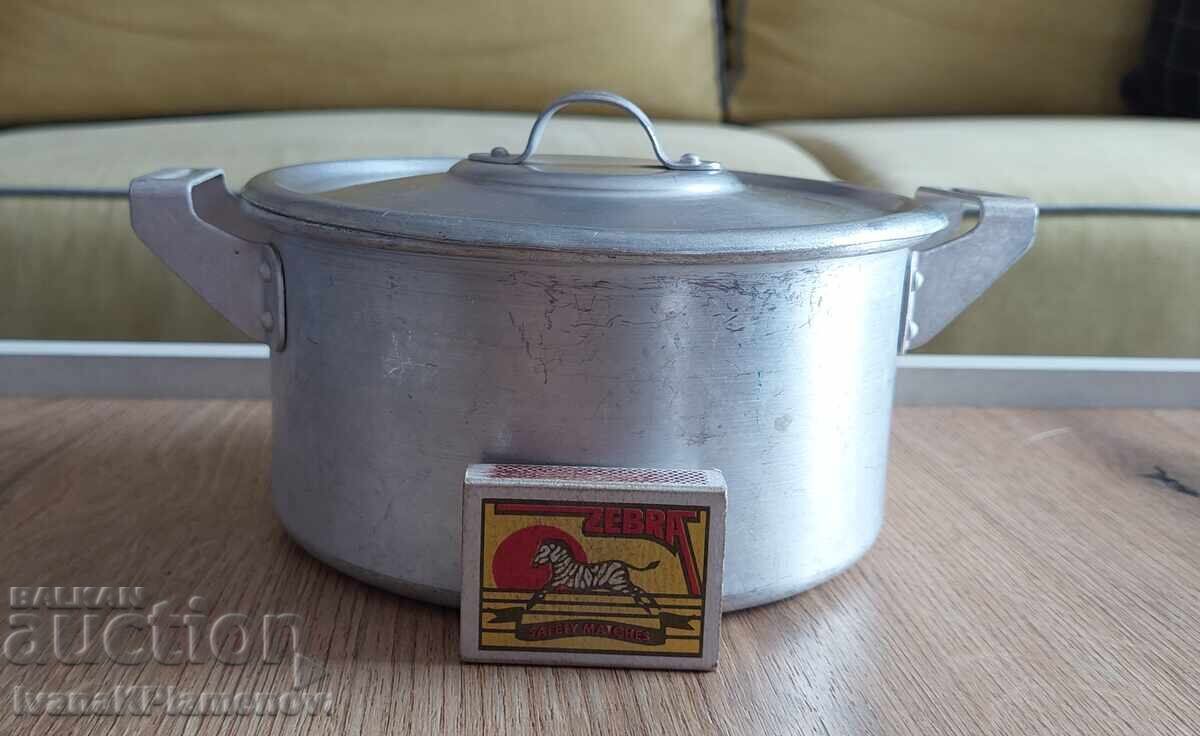 Licitație Oală de aluminiu din epoca comunistă pentru cunoscători