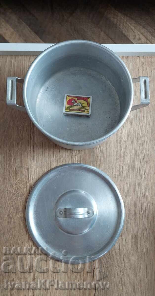 Delivery of Aluminum pot from the socialist era for connoisseurs