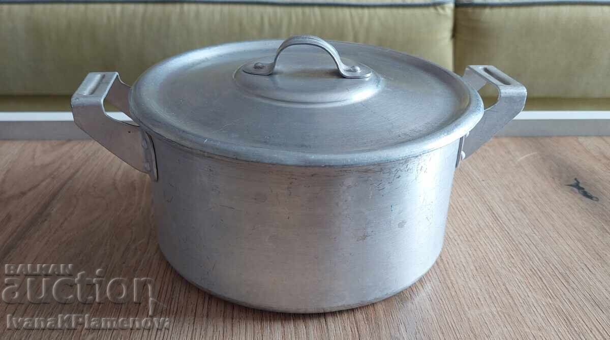 Oală de aluminiu din epoca comunistă pentru cunoscători