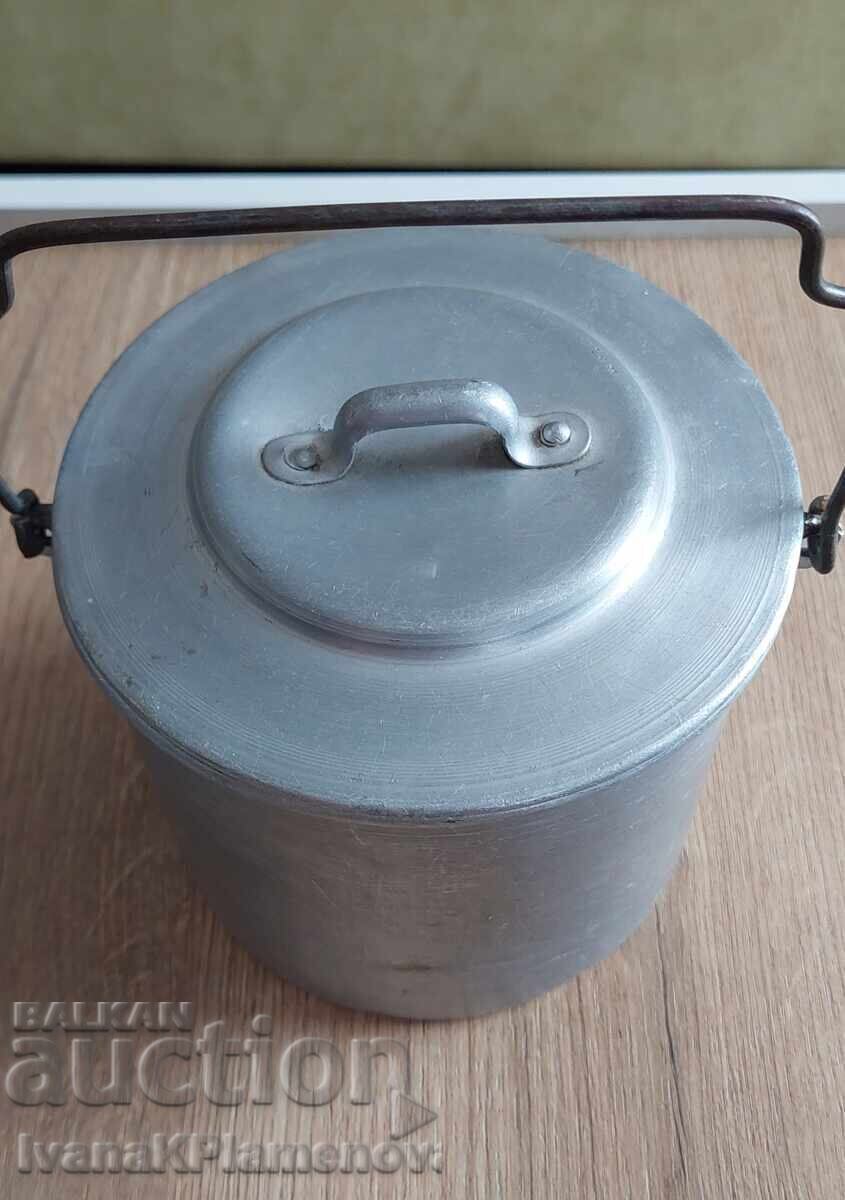 Oală de aluminiu din epoca comunistă pentru cunoscători cu preț € 8.18 | 16.00 BGN Oală de aluminiu din epoca comunistă pentru cunoscători cu preț € 8.18 | 16.00 BGN