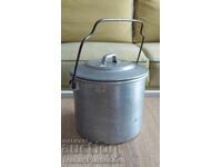 Oală de aluminiu din epoca comunistă pentru cunoscători