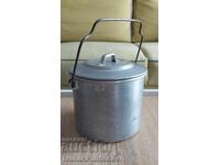 Oală de aluminiu din epoca comunistă pentru cunoscători