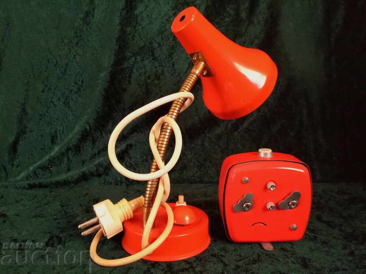 Παράδοση Vintage λάμπα και ρολόι-ξυπνητήρι από τη δεκαετία του '70