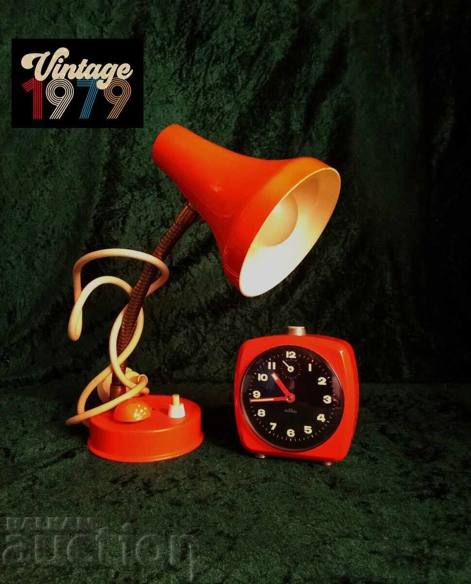 Vintage λάμπα και ρολόι-ξυπνητήρι από τη δεκαετία του '70