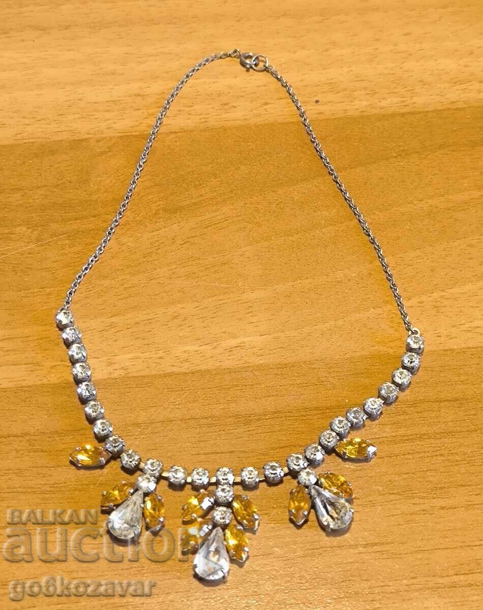 Colier vintage cu cristale din anii '60 cu preț 15.00 BGN | € 7.67 Colier vintage cu cristale din anii '60 cu preț 15.00 BGN | € 7.67
