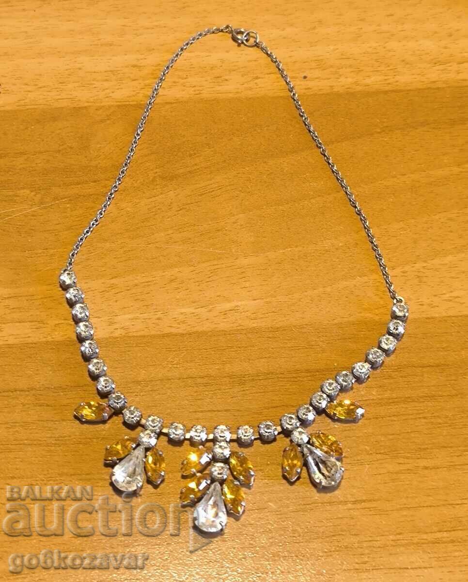 Licitație Colier vintage cu cristale din anii '60 Licitație Colier vintage cu cristale din anii '60