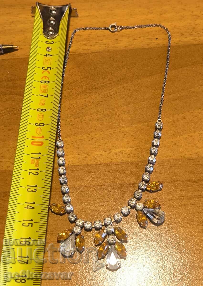 Livrarea Colier vintage cu cristale din anii '60 Livrarea Colier vintage cu cristale din anii '60