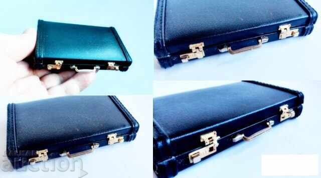 Livrarea Portcard de vizită în formă de valiză diplomatică