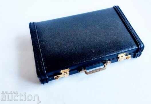 Portcard de vizită în formă de valiză diplomatică