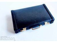 Portcard de vizită în formă de valiză diplomatică