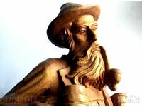 Παλιά μεγάλη ξύλινη φιγούρα κυνηγού με πίπα και κούπα μπύρας