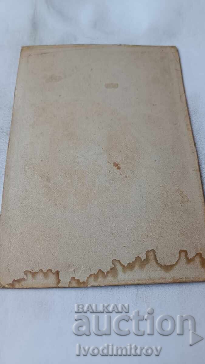 Φωτογραφία Νεαρό κορίτσι από χαρτόνι με τιμή 7.45 BGN | € 3.81