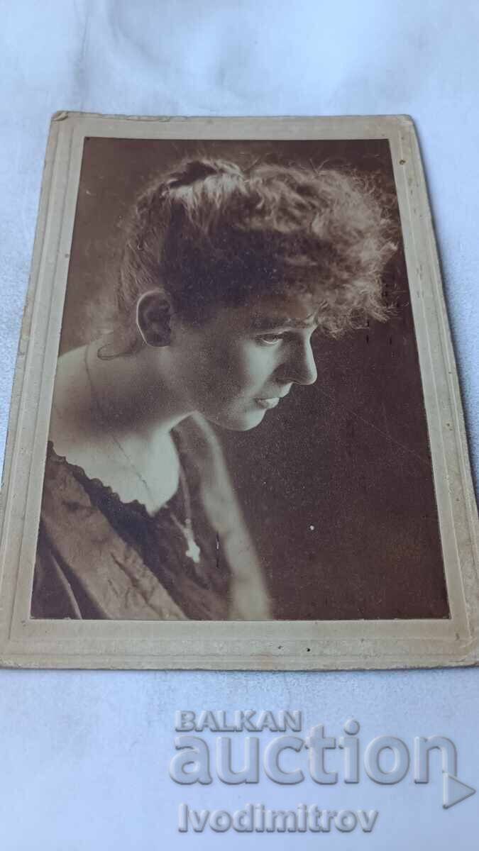 Φωτογραφία Νεαρό κορίτσι από χαρτόνι