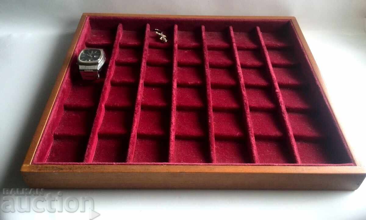Tavă pentru monede, ceasuri sau broșe DIN lemn și catifea cu preț 55.00 BGN | € 28.12 Tavă pentru monede, ceasuri sau broșe DIN lemn și catifea cu preț 55.00 BGN | € 28.12