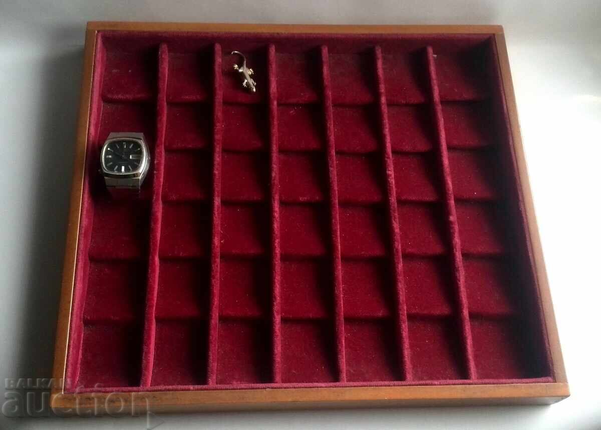 Tavă pentru monede, ceasuri sau broșe DIN lemn și catifea Tavă pentru monede, ceasuri sau broșe DIN lemn și catifea