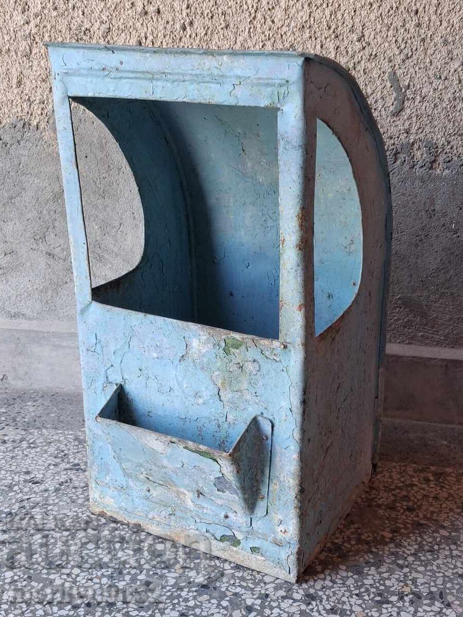 Πολύ παλιός κάδος απορριμμάτων, κάδος σε πάρκο, τέλη δεκαετίας του '40 του 20ου αιώνα