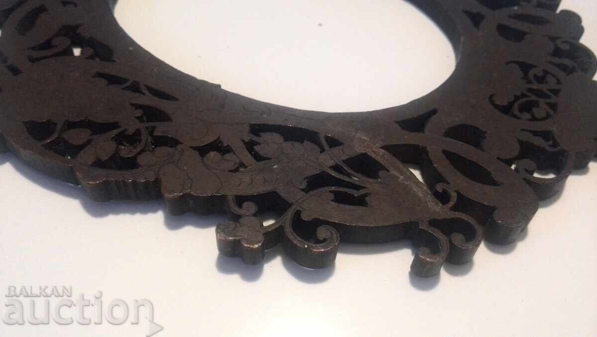 Ramă antică din alamă-bronz, bogat ornamentată cu diavoli și altele cu preț € 0.01 | 0.02 BGN