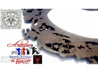 Ramă antică din alamă-bronz, bogat ornamentată cu diavoli și altele