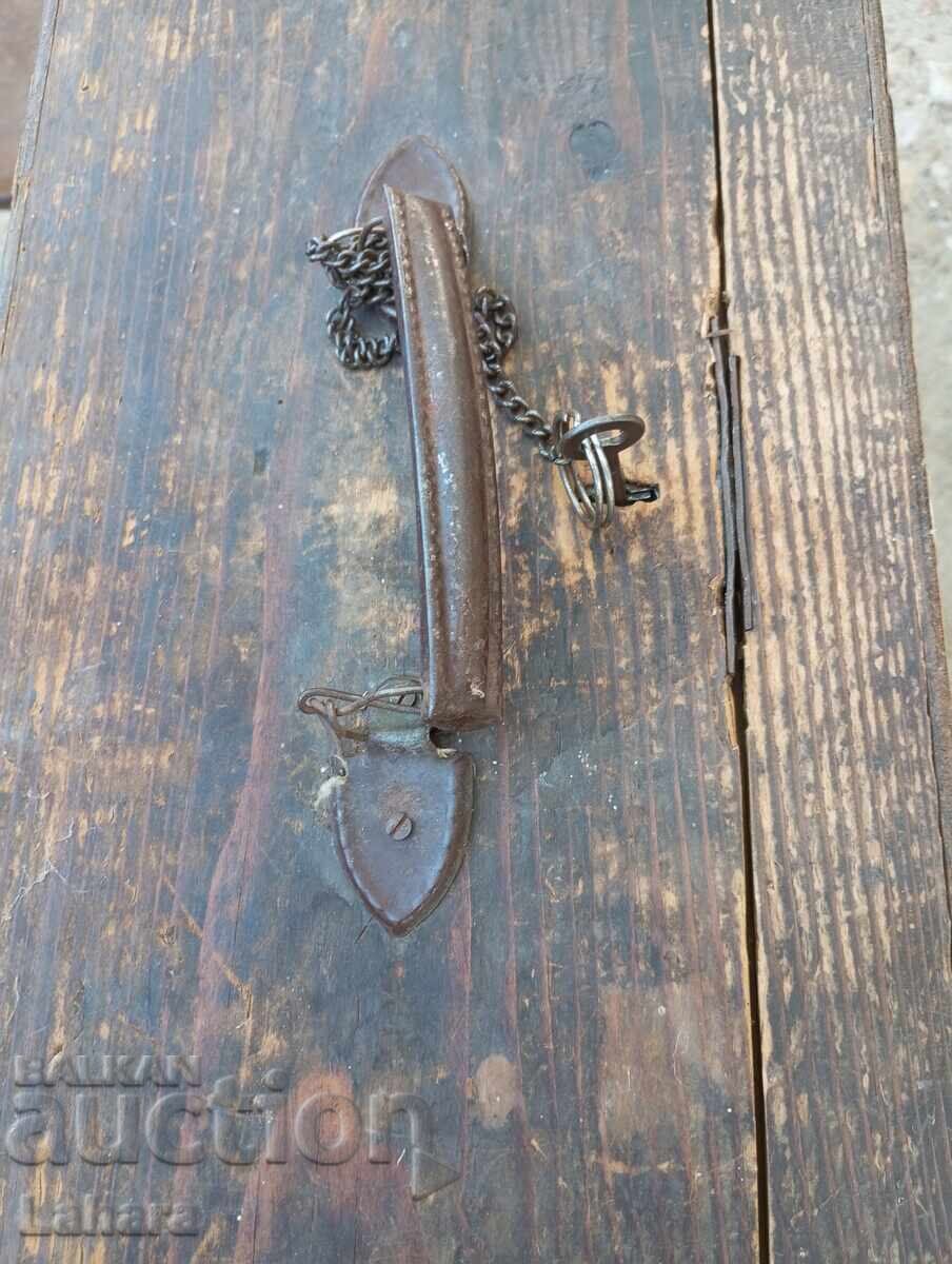 Старинен дървен куфар с ключ с цена € 20.96 | 40.99 лв.