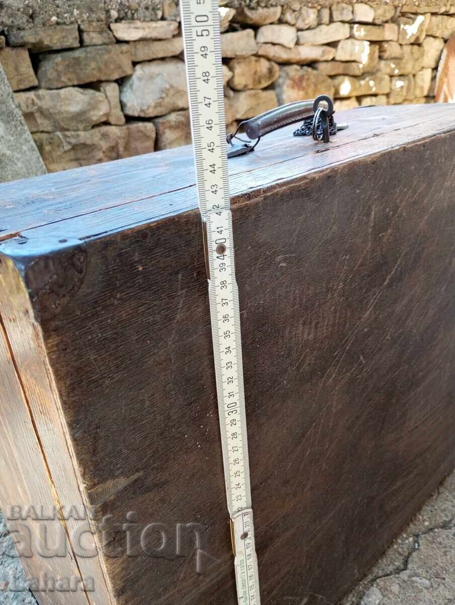 Licitație Valiză veche din lemn cu cheie Licitație Valiză veche din lemn cu cheie