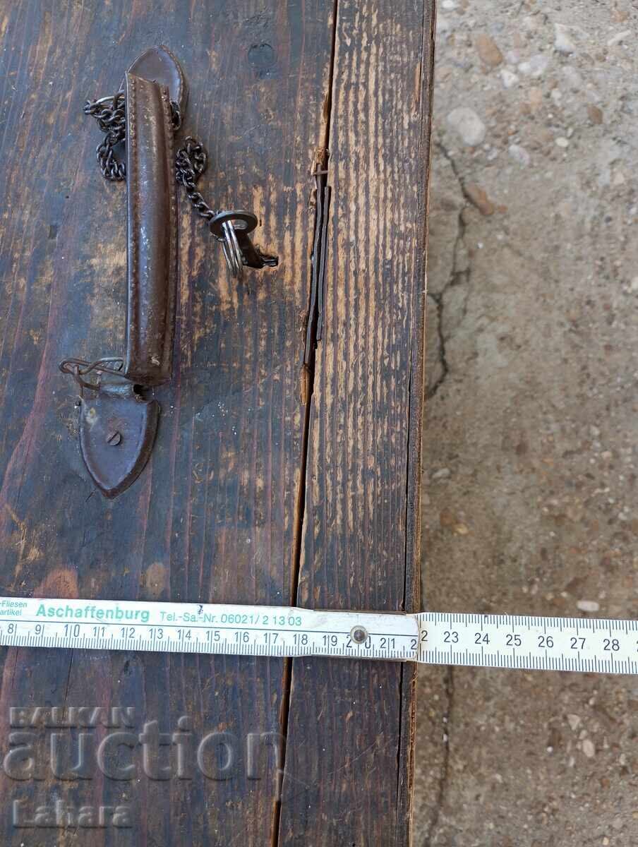 Доставка на Старинен дървен куфар с ключ