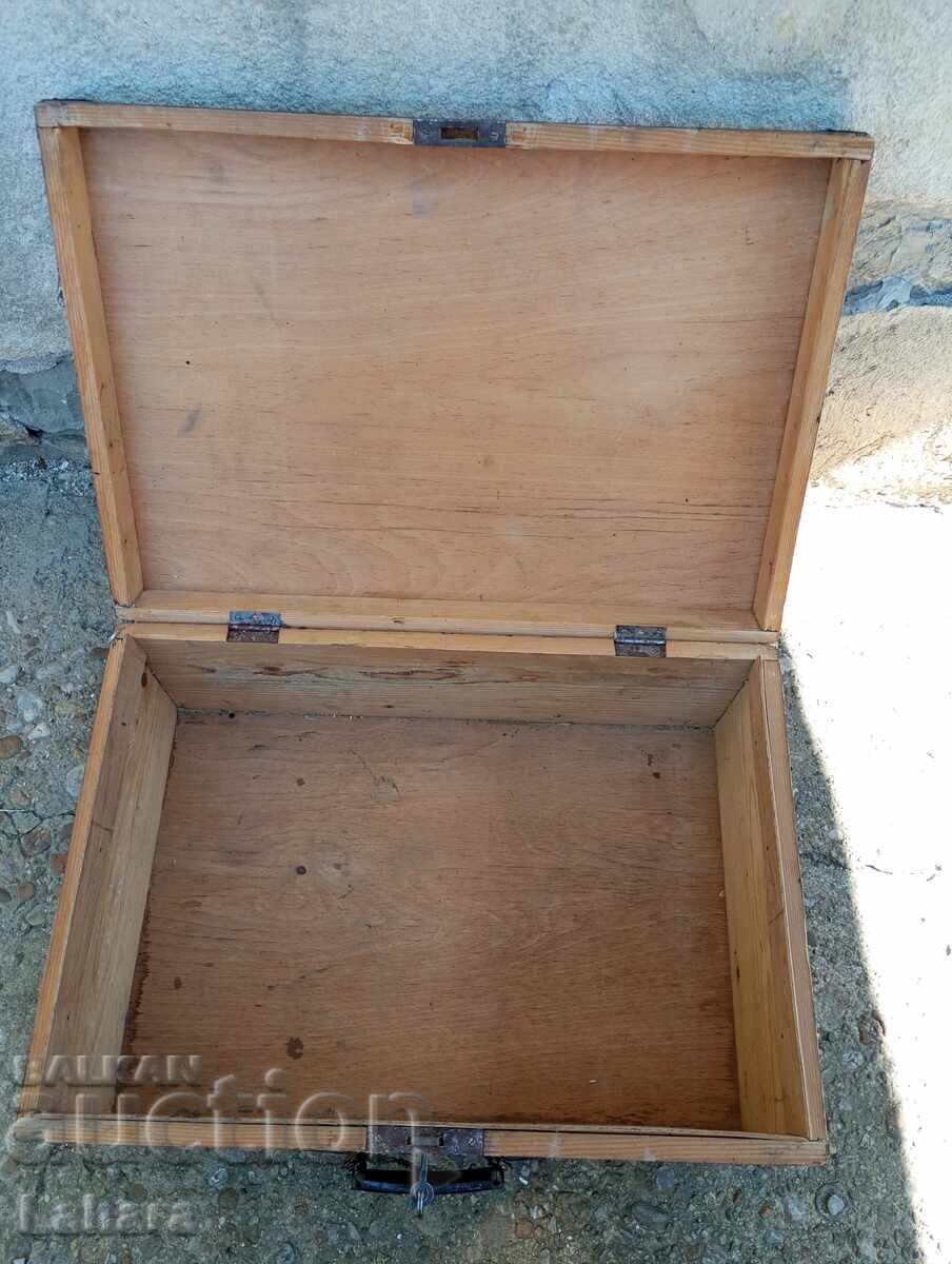 Старинен дървен куфар с ключ - 6